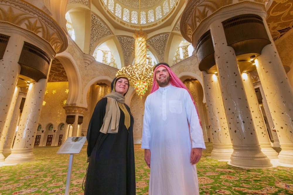 From Dubai: Abu Dhabi Sheikh Zayed Mosque Guided Tour | ®ExcursionMania