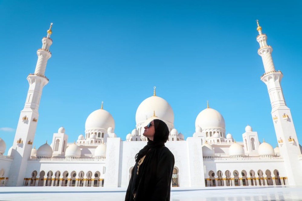 From Dubai: Abu Dhabi Sheikh Zayed Mosque Guided Tour | ®ExcursionMania