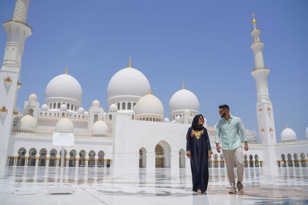 From Dubai: Abu Dhabi Sheikh Zayed Mosque Guided Tour | ®ExcursionMania