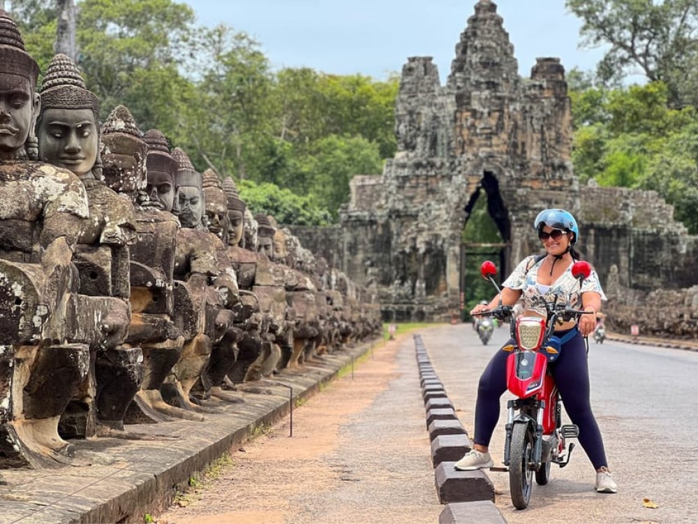 Siem Reap: Angkor Wat Sunrise E-bike Small Group Tour | ®ExcursionMania