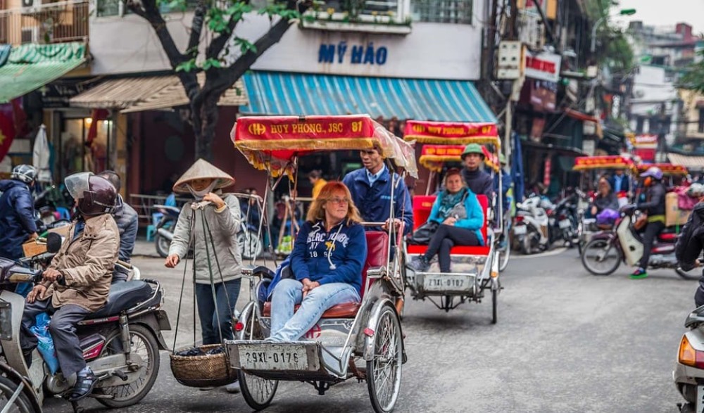 Private Evening Cyclo Tour with Water Puppet Show | ®ExcursionMania