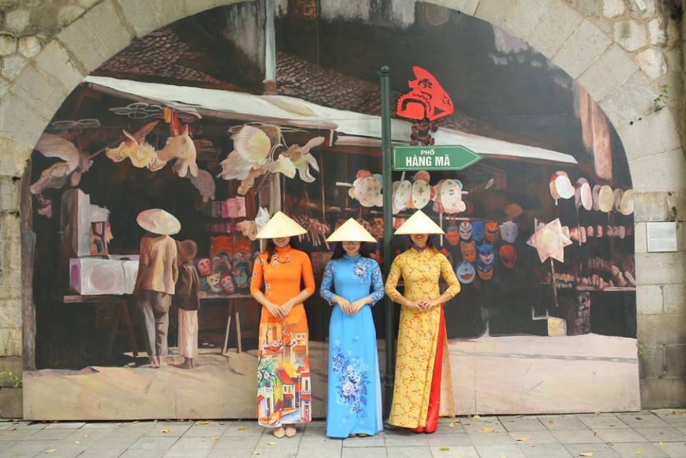 Hanoi: Traditional Ao Dai Dress And Non La Hat Rental | ®ExcursionMania