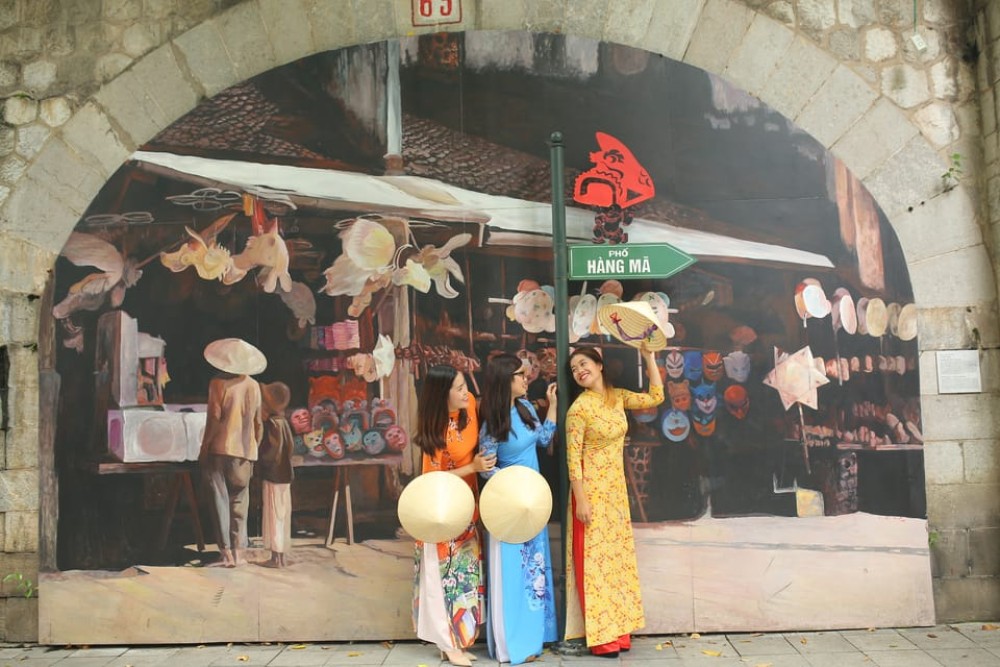 Hanoi: Traditional Ao Dai Dress And Non La Hat Rental | ®ExcursionMania