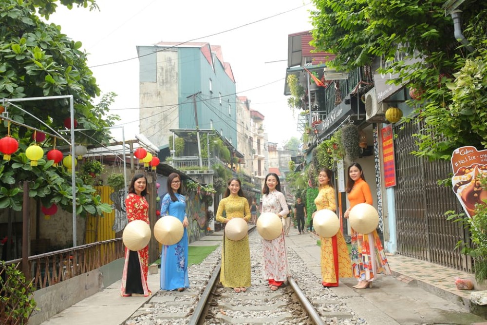 Hanoi: Traditional Ao Dai Dress And Non La Hat Rental | ®ExcursionMania