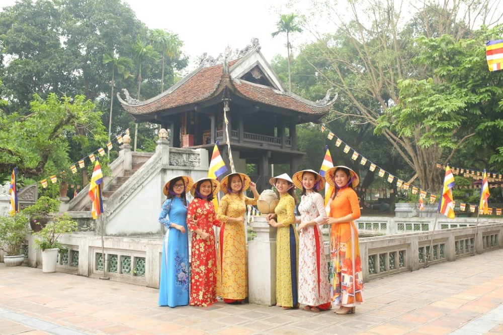 Hanoi: Traditional Ao Dai Dress And Non La Hat Rental | ®ExcursionMania