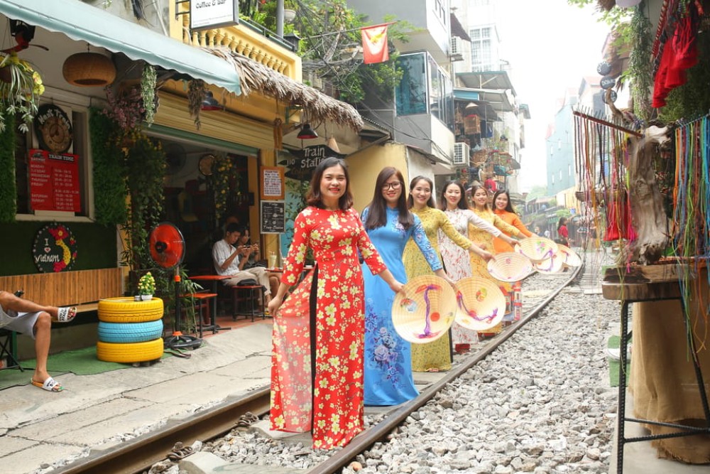Hanoi: Traditional Ao Dai Dress And Non La Hat Rental | ®ExcursionMania