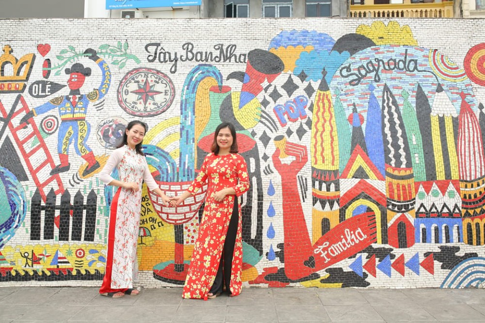 Hanoi: Traditional Ao Dai Dress And Non La Hat Rental | ®ExcursionMania