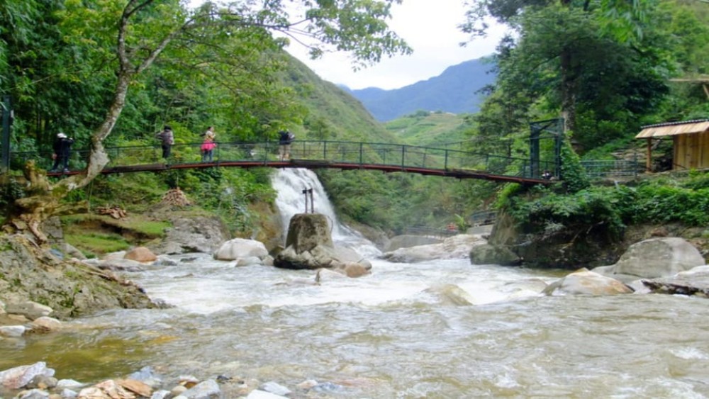 From Hanoi: 2-Day Overnight Sapa Tour By Limousine | ®ExcursionMania