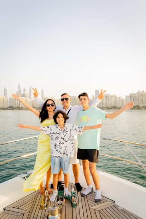 Dubai: Private VIP Luxury Yacht Tour with BBQ & Drinks | ®ExcursionMania