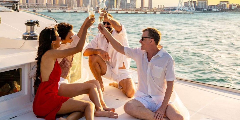 Dubai: Private VIP Luxury Yacht Tour with BBQ & Drinks | ®ExcursionMania