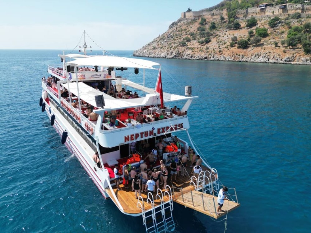 Alanya: Alanya: Boat Tour with Unlimited Soft Drinks Lunch & Hotel Pickup | ®ExcursionMania