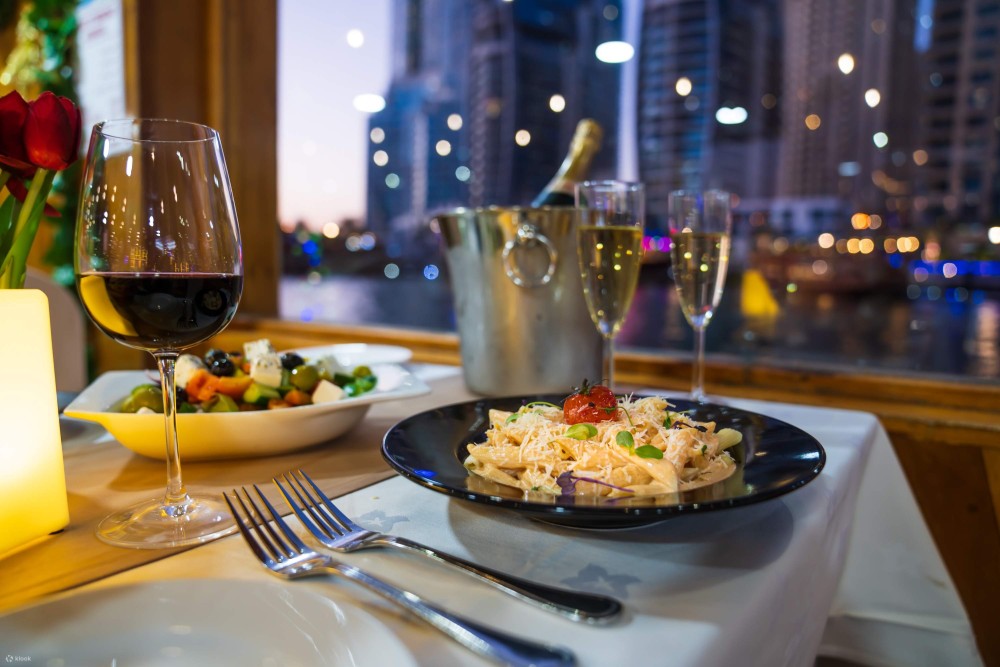 Bangkok: Luxury White Dinner Cruise Free Flow Beer and Wine | ®ExcursionMania