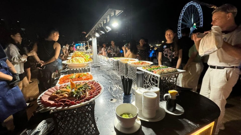 Bangkok: White Orchid Chao Phraya Dinner Cruise free Beer | ®ExcursionMania