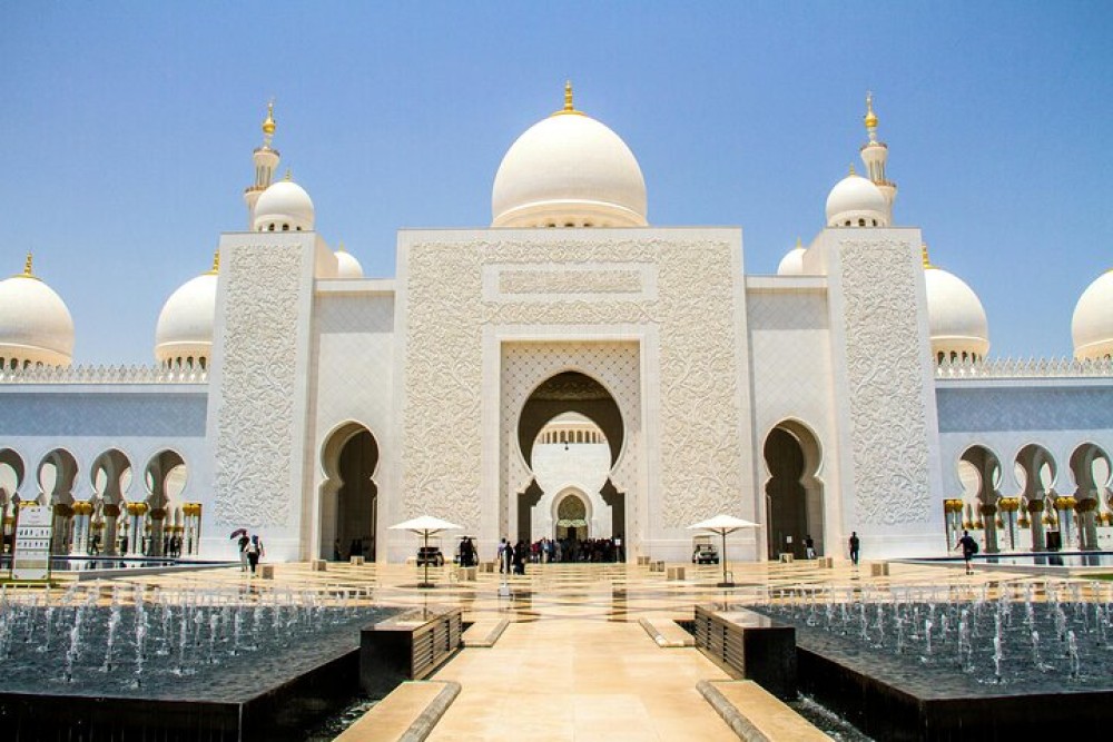 Premium Abu Dhabi Tour: Grand Mosque, Royal Palace & Etihad Tower | ®ExcursionMania