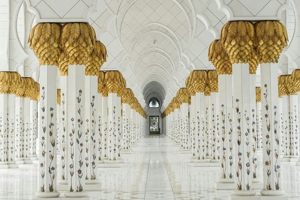 Premium Abu Dhabi Tour: Grand Mosque, Royal Palace & Etihad Tower | ®ExcursionMania