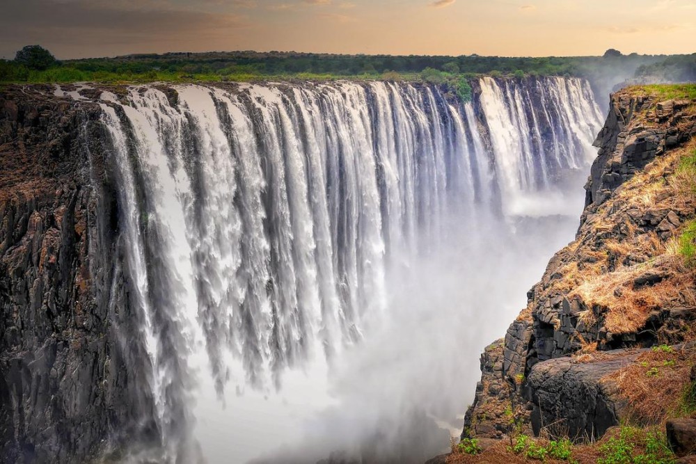 Victoria Falls and Zimbabwe: Scenic day Tour & Sunset Cruise | ®ExcursionMania