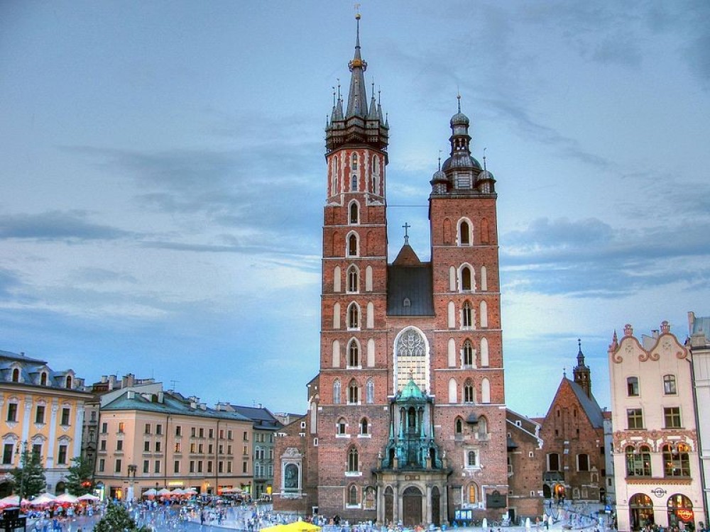 Krakow St Marys Basilica Visiting with Short Guided Walk | ®ExcursionMania