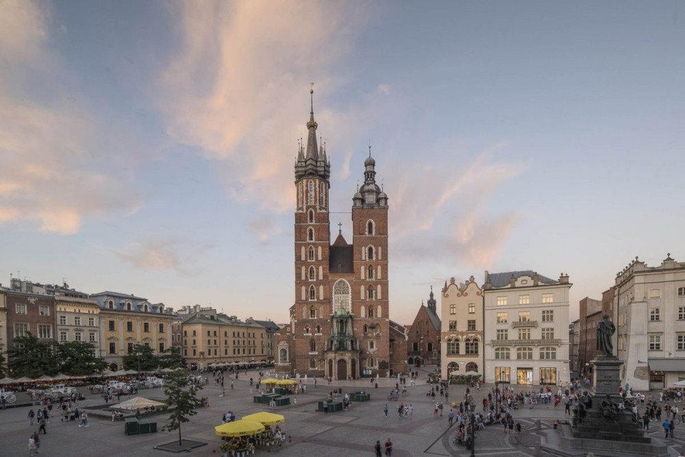 Krakow St Marys Basilica Visiting with Short Guided Walk | ®ExcursionMania