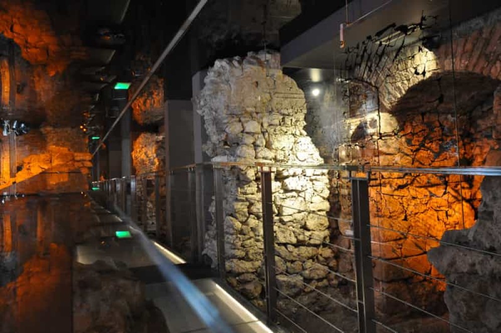 Krakow: Rynek Underground & Wawel Castle, Cathedral Tour | ®ExcursionMania