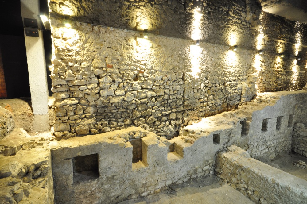 Krakow: Rynek Underground & Wawel Castle, Cathedral Tour | ®ExcursionMania