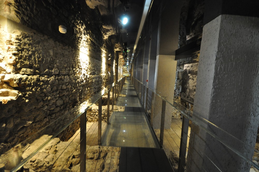 Krakow: Rynek Underground & Wawel Castle, Cathedral Tour | ®ExcursionMania