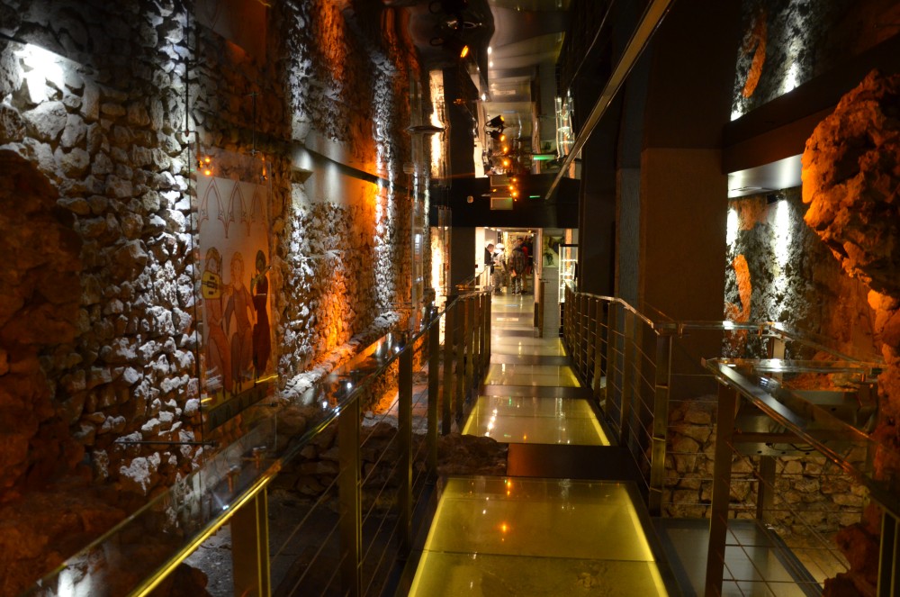 Krakow: Rynek Underground & Wawel Castle, Cathedral Tour | ®ExcursionMania