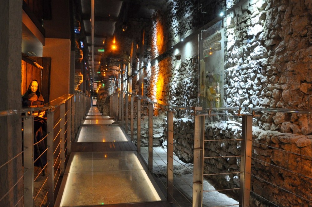 Krakow: Rynek Underground & Wawel Castle, Cathedral Tour | ®ExcursionMania
