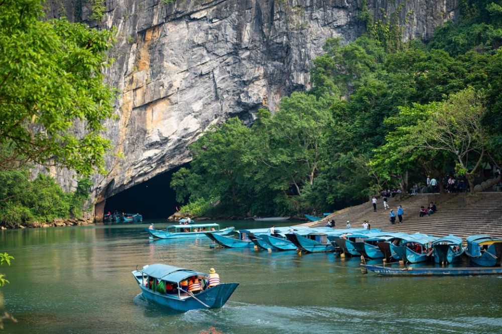 Paradise Cave - Phong Nha Discovery Tour | ®ExcursionMania