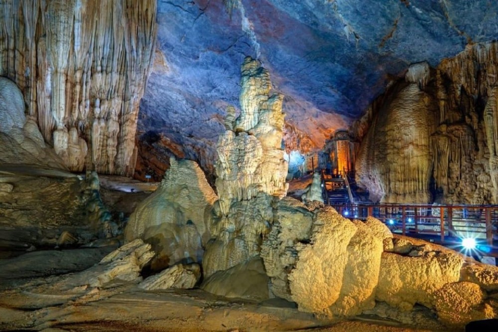 Paradise Cave - Phong Nha Discovery Tour | ®ExcursionMania