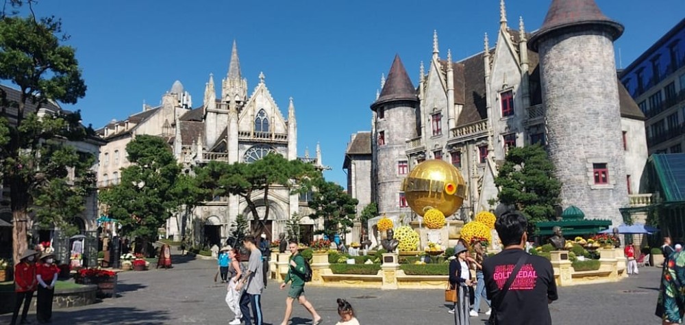 Shuttle Bus Da Nang- Golden Bridge- Hoi An by night- DaNang | ®ExcursionMania