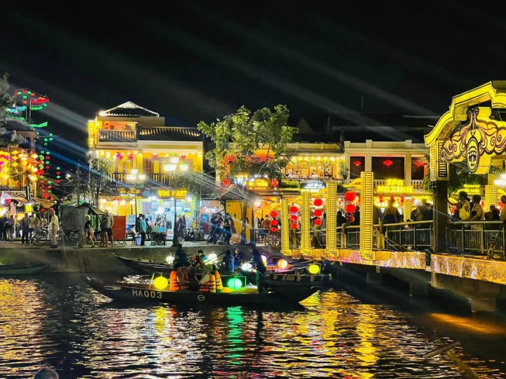 Shuttle Bus Da Nang- Golden Bridge- Hoi An by night- DaNang | ®ExcursionMania
