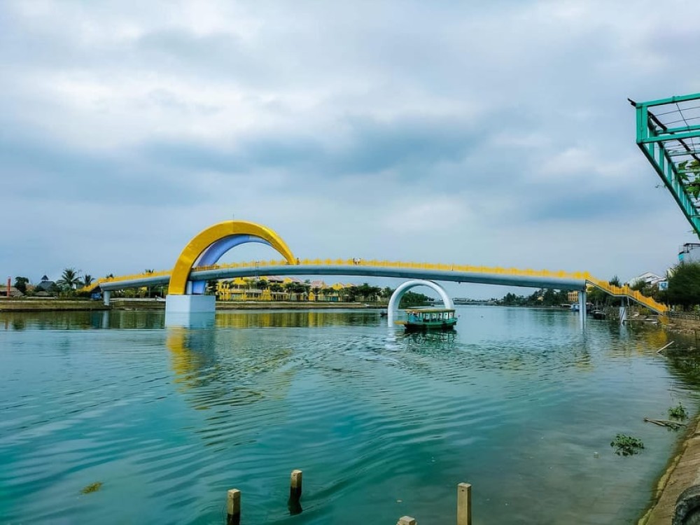 Shuttle Bus Da Nang- Golden Bridge- Hoi An by night- DaNang | ®ExcursionMania