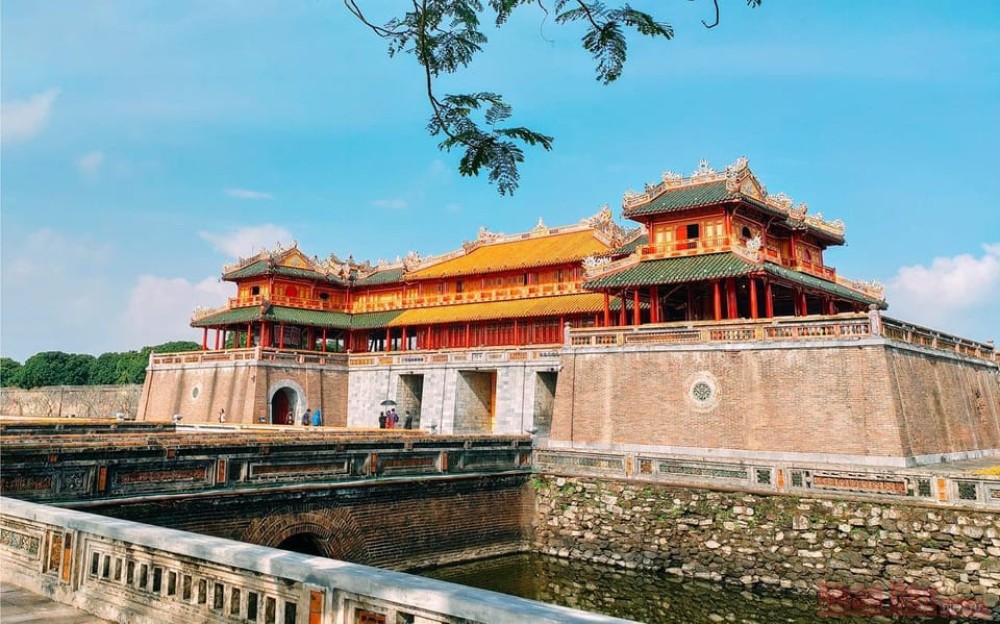 Transfer Hue city to Da Nang by Limousine | ®ExcursionMania