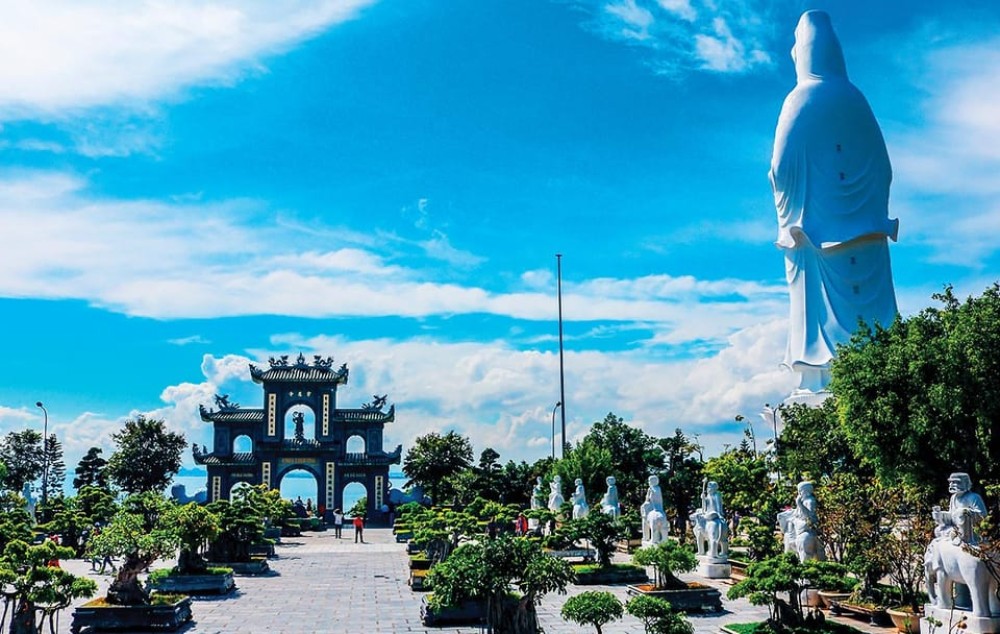 Transfer Hue city to Da Nang by Limousine | ®ExcursionMania