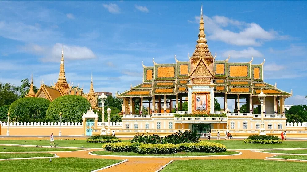 Phnom Penh: 9 Exciting Spots Evening Tuk-Tuk Tour | ®ExcursionMania