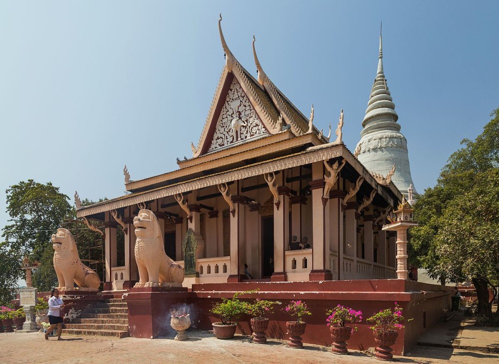 Phnom Penh: 9 Exciting Spots Evening Tuk-Tuk Tour | ®ExcursionMania