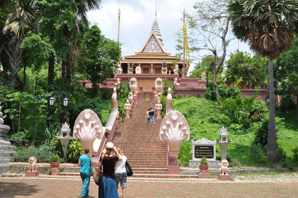 Phnom Penh: 9 Exciting Spots Evening Tuk-Tuk Tour | ®ExcursionMania
