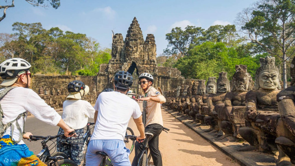 Angkor Wat: Guided Sunrise Bike Tour w/ Breakfast and Lunch | ®ExcursionMania