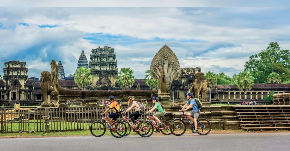 Angkor Wat: Guided Sunrise Bike Tour w/ Breakfast and Lunch | ®ExcursionMania