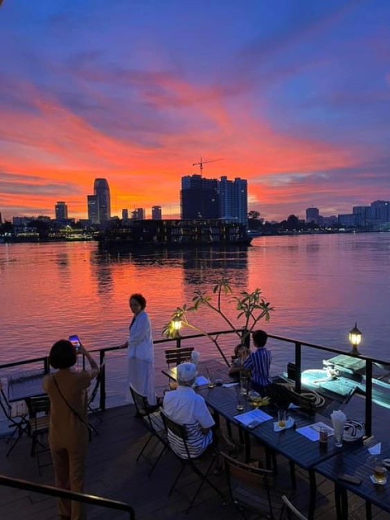 Phnom Penh: Sunset Cruise tour Enjoy and Relaxing | ®ExcursionMania