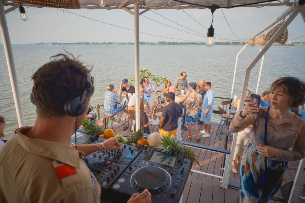 Phnom Penh: Sunset Cruise tour Enjoy and Relaxing | ®ExcursionMania