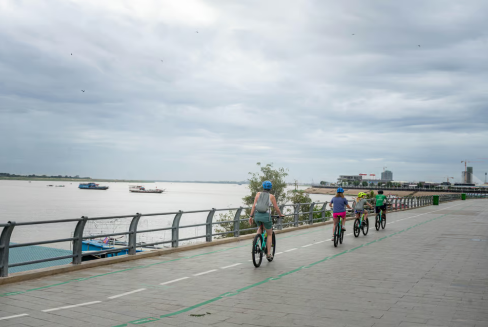 Phnom Penh: Silk Island Sunset Bike Tour include drinks | ®ExcursionMania