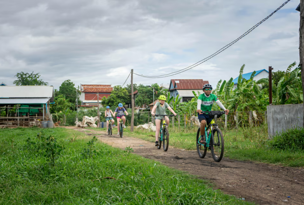 Phnom Penh: Silk Island Sunset Bike Tour include drinks | ®ExcursionMania