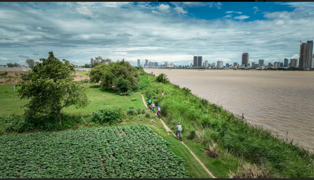 Phnom Penh: Silk Island Sunset Bike Tour include drinks | ®ExcursionMania
