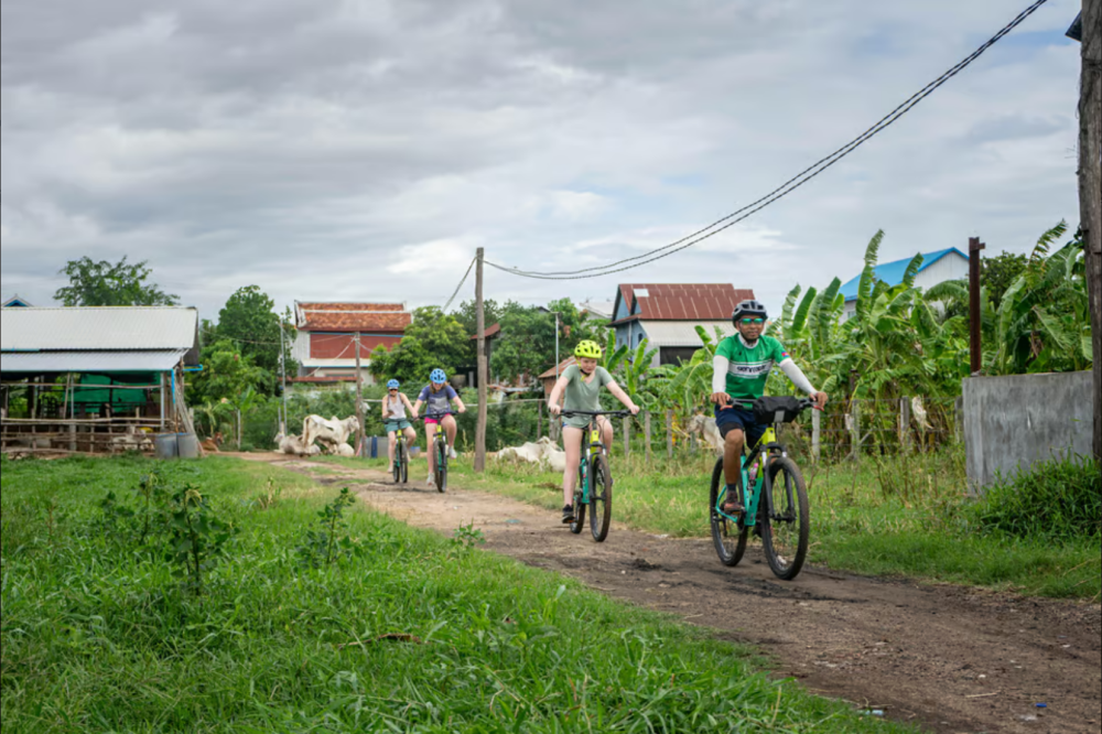 Phnom Penh: Silk Island Sunset Bike Tour include drinks | ®ExcursionMania