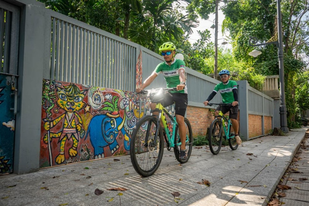 Siem Reap: Morning City Bike Tour with Local Expert | ®ExcursionMania