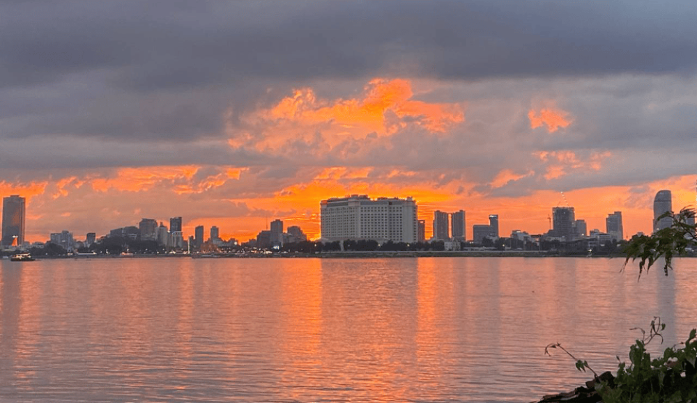 Phnom Penh City Tour & Sunset Boat by Tuk-Tuk with Drinks | ®ExcursionMania