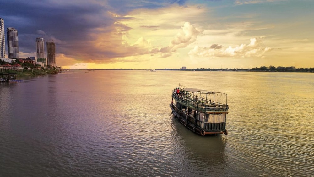 Phnom Penh City Tour & Sunset Boat by Tuk-Tuk with Drinks | ®ExcursionMania