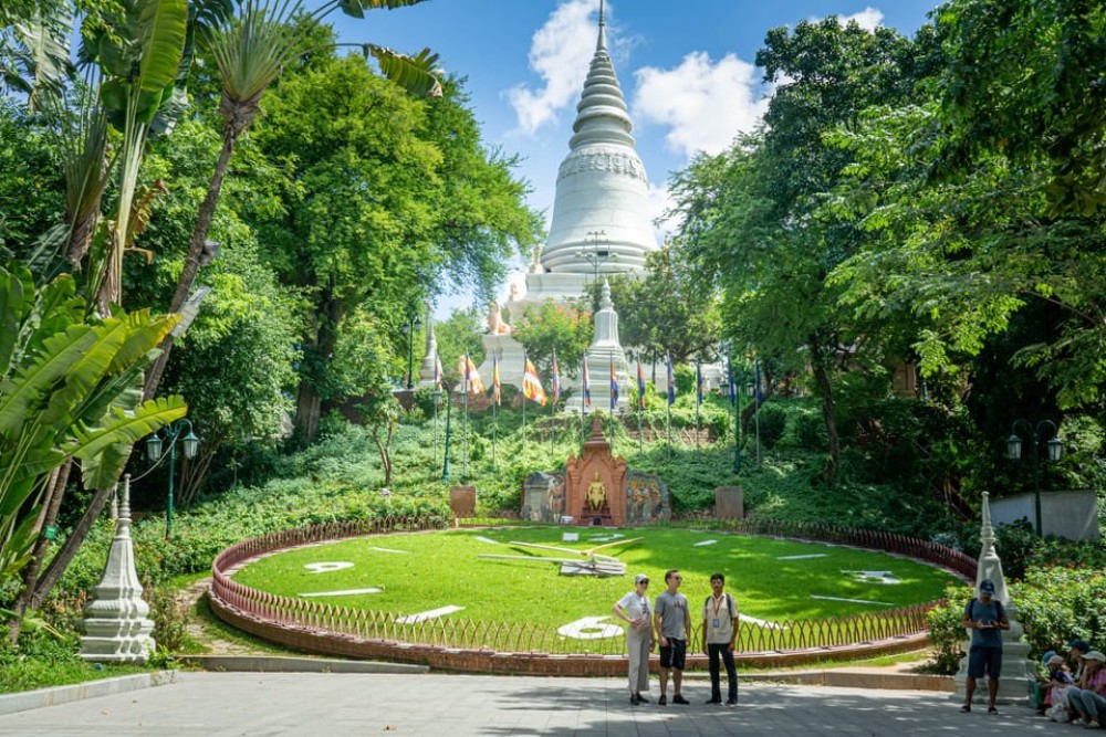 Phnom Penh City Tour & Sunset Boat by Tuk-Tuk with Drinks | ®ExcursionMania