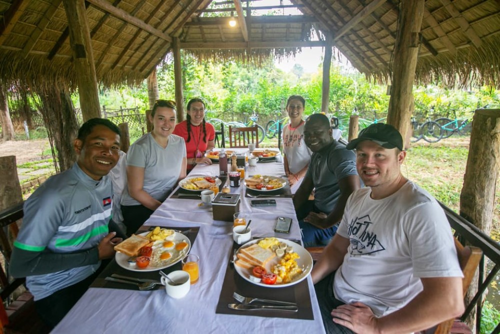 Angkor Wat: Guided Sunrise Bike Tour w/ Breakfast and Lunch | ®ExcursionMania